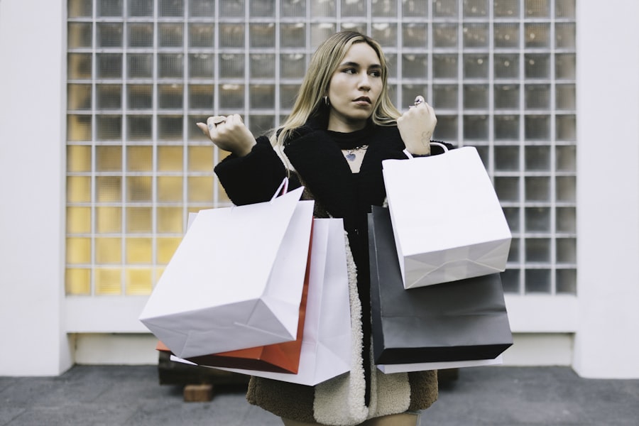 스마트폰으로 추천 아이템을 신중하게 검토하는 모습